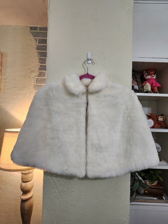 David's Bridal Jackets & Blazers - David's Bridal Fuax Fur Miss White Cape With Hook NWT